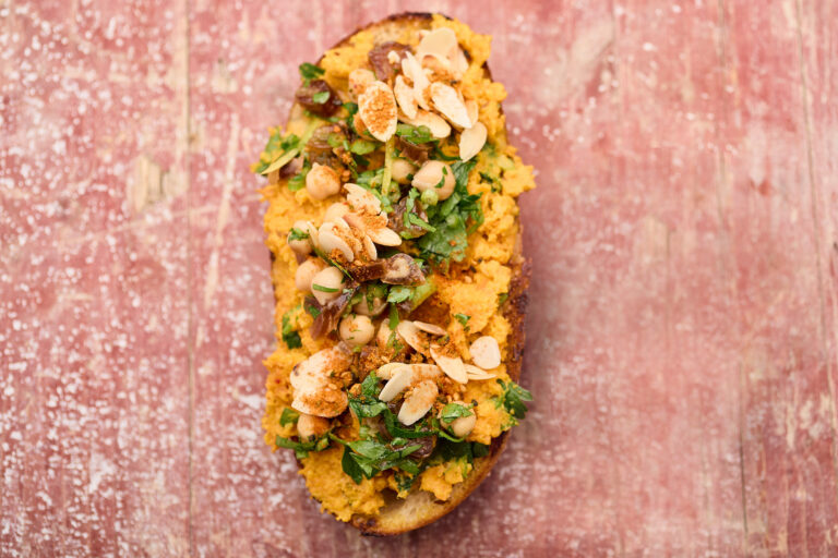 Orient-Stulle mit Karotten Lib El Kousa, Kichererbsen, Mandelsplitter & "Dattelpesto"