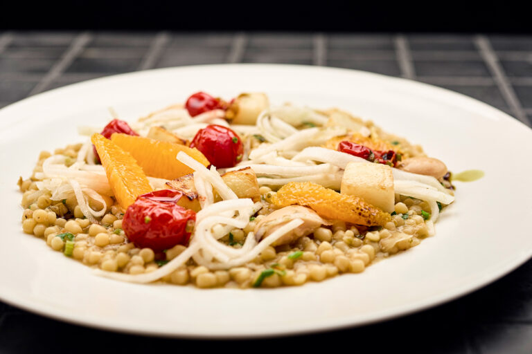 Cremige Fregola – sardische Pasta mit Bohnen, Artischocken & Orange